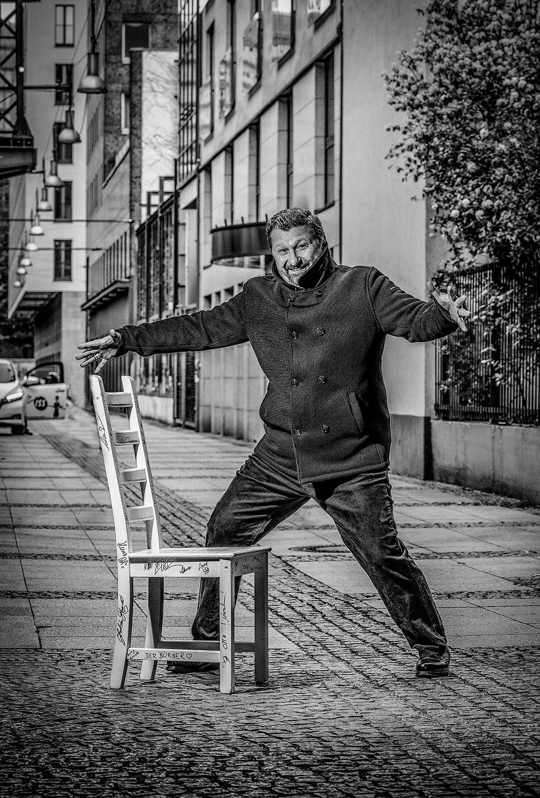 Aykut Kajaschik Der Weisse Stuhl Heiko Richter