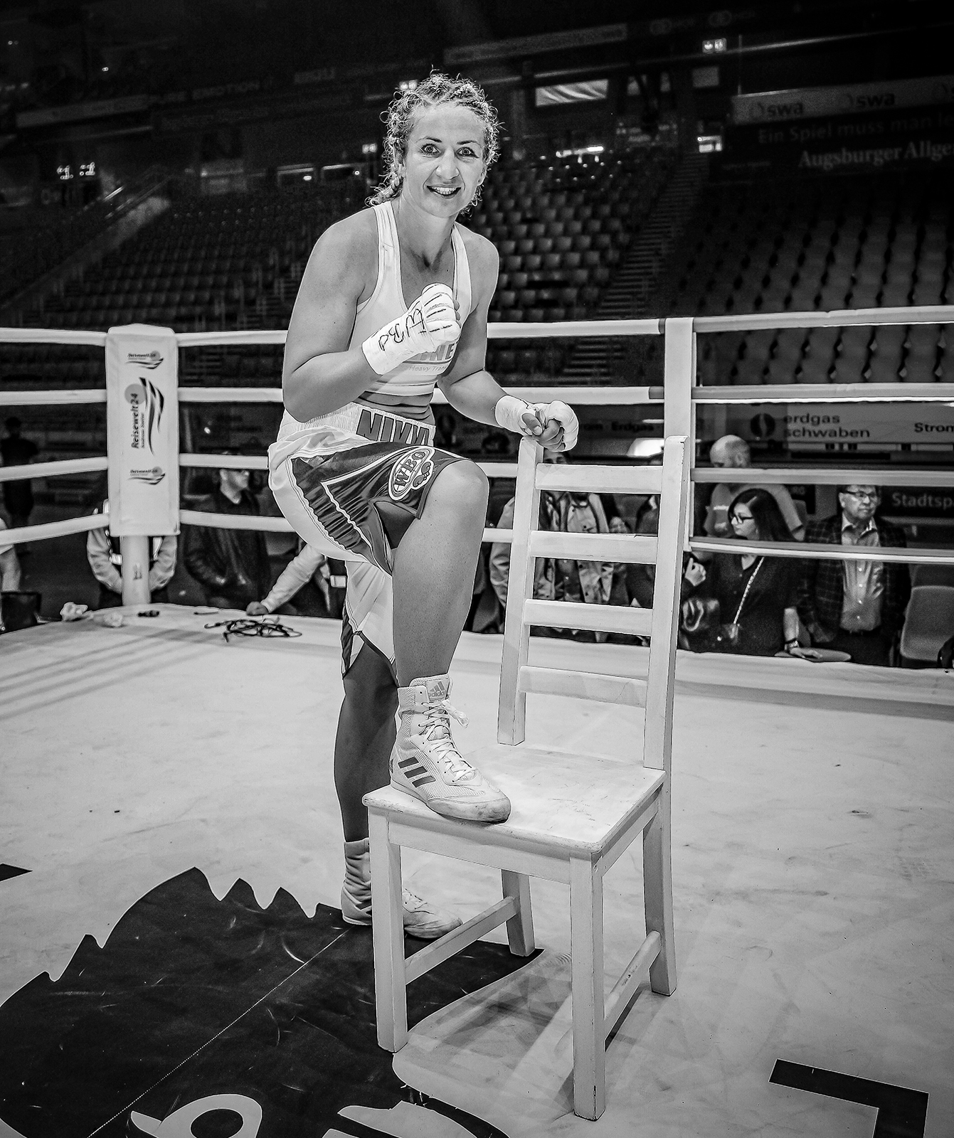 Nikki Adler Dere Weisse Stuhl Heiko Richter